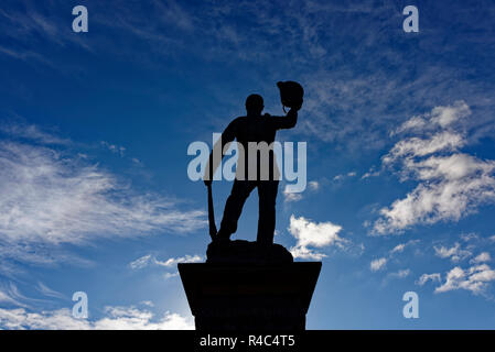 Statue rétro-éclairée du Mémorial de guerre de Lancashire Fusiliers Boer dans Silhouette avec ciel bleu et nuages clairs sur le territoire britannique de lancashire Banque D'Images