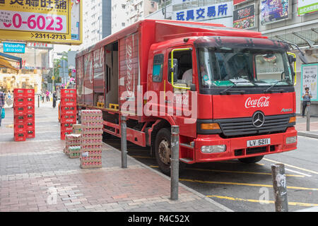 KOWLOON, HONG KONG - 21 avril 2017 : Big Red Livraison Camion Coca Cola à Mong Kok Street à Kowloon, Hong Kong. Banque D'Images