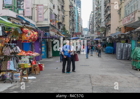 KOWLOON, HONG KONG - 21 avril 2017 : Matin à Mong Kok Market Street à Kowloon, Hong Kong. Banque D'Images