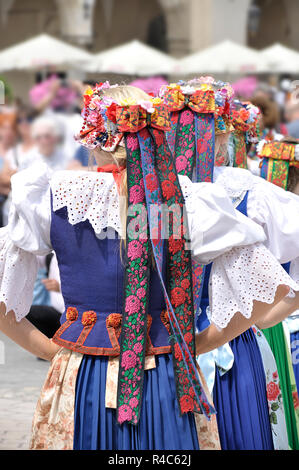 Trois jeunes femmes portant un costume folklorique traditionnelle polonaise Banque D'Images