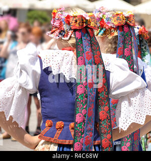 Trois jeunes femmes portant un costume folklorique traditionnelle polonaise Banque D'Images