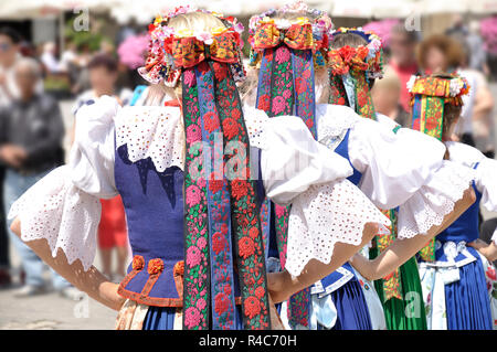 Quatre jeunes femmes portant un costume folklorique traditionnelle polonaise Banque D'Images