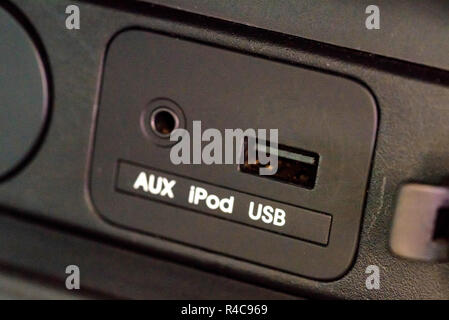 Aux et de l'intérieur de voiture chargeur usb connection Banque D'Images