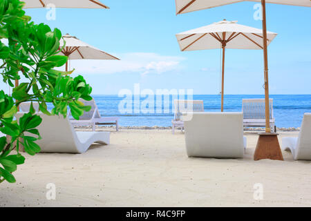 Chaises longues sur la plage de sable blanc tropicales exotiques Banque D'Images