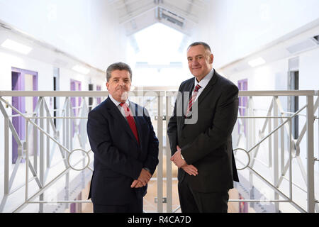 De 0001 sous embargo, le mardi 27 novembre photo inédit daté du 19/11/2018 de l'Irlande du Nord Directeur général de l'Administration Pénitentiaire Ronnie Armor (à gauche) et le gouverneur Dave Kennedy à Davis House, prison de Maghaberry, comme la prison de marque une fois dangereux et Dickens, a fait des progrès extrêmement encourageant, un rapport a dit. Banque D'Images