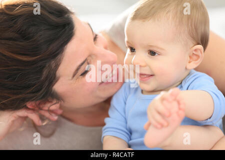 Portrait of happy mother with baby boy Banque D'Images