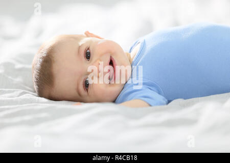 8-month-old baby boy laying on bed Banque D'Images