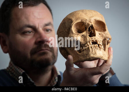 De 0001 sous embargo, le mardi 27 novembre, le Dr Hugh Willmott, Maître de conférences en histoire de l'archéologie de l'Université de Sheffield, est titulaire d'un crâne humain qui a été découvert lors de fouilles dans un cimetière anglo-saxonne jusque là inconnu qui a mis au jour des sépultures de femmes avec leurs bijoux et objets personnels. Banque D'Images