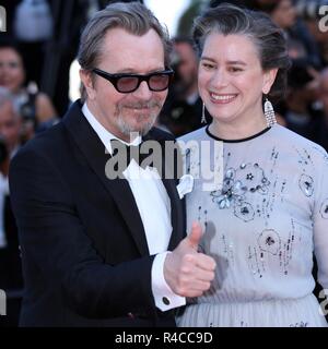 CANNES, FRANCE - 19 MAI 2018 : Gary Oldman et épouse Gisèle Schmidt à pied le tapis rouge à 'l'homme qui a tué Don Quichotte de dépistage des Banque D'Images