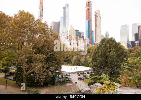 Le Trump Woolman patinoire dans Central Park, New York City, États-Unis d'Amérique. Banque D'Images
