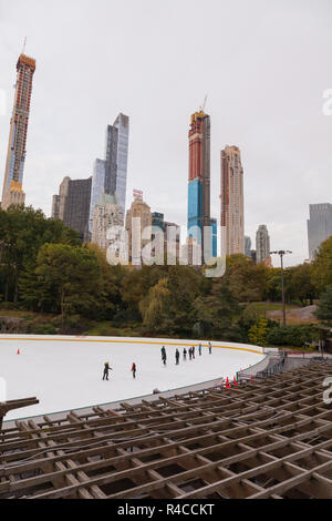 Le Trump Woolman patinoire dans Central Park, New York City, États-Unis d'Amérique. Banque D'Images