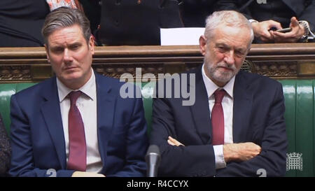 Shadow Secrétaire d'État à la sortie de l'Union européenne Keir Starmer et leader travailliste Jeremy Corbyn écouter Premier ministre Theresa May's déclaration à la Chambre des communes de Londres sur Brexit. Banque D'Images
