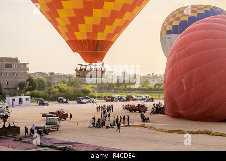 Le décollage avec un ballon à air chaud pour vol au dessus de la vallée des rois, Louxor, Egypte, Octobre 22, 2018 Banque D'Images