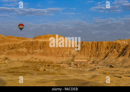 L'air chaud ballon sur le temple d'Hatshepsout , le complexe de Deir al-Bahari et tombes dans la vallée des Reines, Luxor, Egypte, Octobre 22, 2018 Banque D'Images