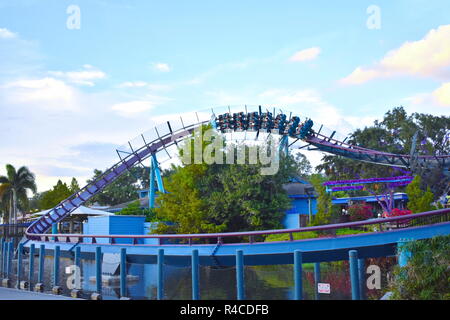 Orlando, Floride. Le 24 novembre 2018. Les gens s'amusant Mako Rollercoaster ride sur fond beige nuageux dans International Drive Area. Banque D'Images