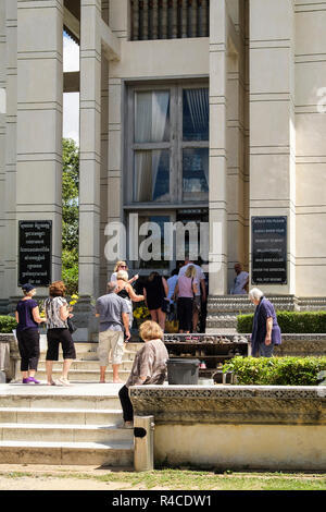 Les touristes d'entrer dans la file d'attente contenant stupa bouddhiste des crânes humains dans les champs de massacre Centre génocidaire site commémoratif. Choeung Ek Phnom Penh Cambodge Banque D'Images