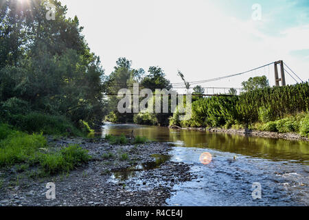 Pont sur une petite rivière Toplica dans Prekadin, près de Prokuplje, Serbie Banque D'Images