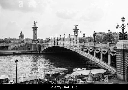 PARIS, FRANCE, 5 septembre 2018 - Vue du pont Alexandre III sur la Seine, avec l'Hôtel des Invalides sur l'arrière-plan à Paris, France Banque D'Images