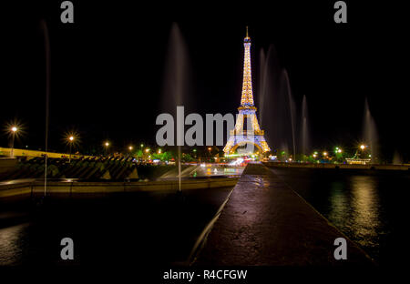 PARIS, FRANCE, 8 septembre 2018 - Tour Eiffel de nuit, vue du Trocadéro, Paris, France. Banque D'Images