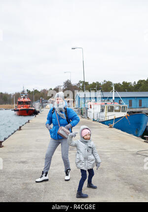 Mère et fille s'amuser sur la jetée. Banque D'Images