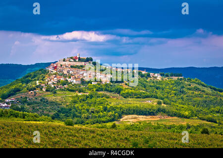 Ville de Motovun sur colline pittoresque Banque D'Images