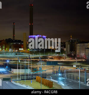 Grain terminal moderne dans la nuit. Les réservoirs métalliques de l'ascenseur. Séchage de céréales construction complexe. Les silos à grains ou semences port maritime. Stockage de l'acier pour la récolte agricole Banque D'Images