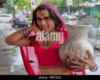 Un gathoey ou travestis thaïlandais / transsexual vêtue d'un sari de dieu Krishna's Birthday celebration dans un temple hindou à Bangkok, Thaïlande Banque D'Images