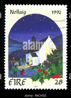 Irlande - circa 1992 : timbre imprimé en Irlande montre cimetière rural, Noël, vers 1992 Banque D'Images