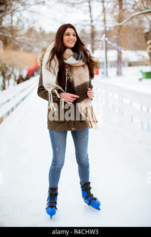 Portrait of young woman rides des patins à glace dans le parc Banque D'Images