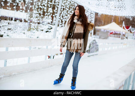 Portrait of young woman rides des patins à glace dans le parc Banque D'Images