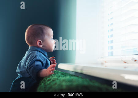 Bébé nouveau-né garçon portrait sur tapis vert libre. La maternité et nouveau concept de vie Banque D'Images