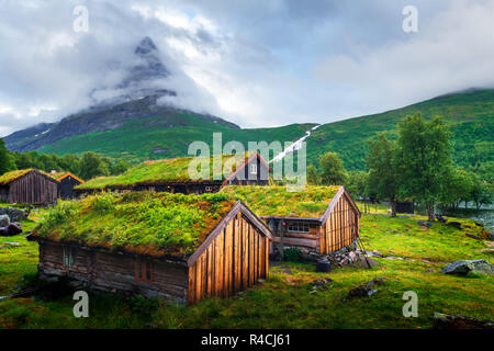 Vieilles maisons en norvégien typique avec des toits en herbe Innerdalen - la Norvège est plus belle vallée de montagne, près de l'Innerdalsvatna lake. La Norvège, Europe Banque D'Images