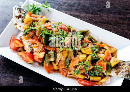 Grillades de poissons asiatiques avec légumes aigre-doux Banque D'Images