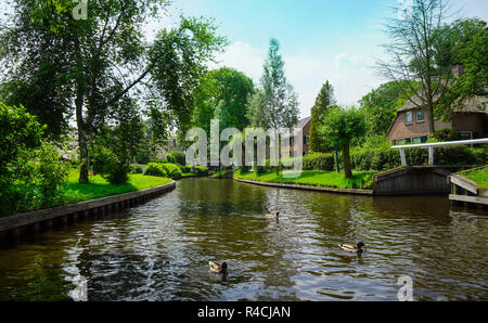 Giethoorn aux Pays-Bas Holland - Giethoorn dans den Niederlanden Banque D'Images