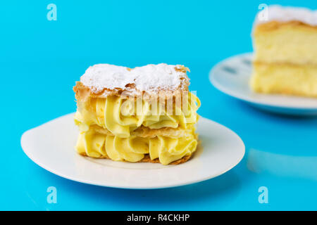 L'Italien cremeschnitte crème de camembert sur une plaque Banque D'Images