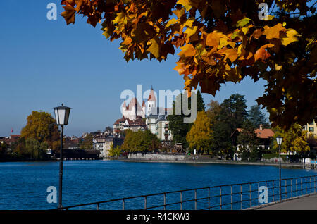 Château et ville historique de Thoune sur l'Aar, à l'automne, Suisse Banque D'Images
