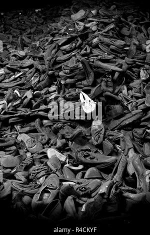 Chaussures de gens qui ont été tués au camp de concentration Auschwitz Birkenau KZ Pologne image en noir et blanc Banque D'Images