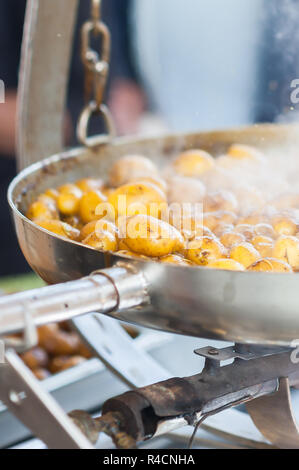 Pommes de terre nouvelles frit dans une casserole avec recette italienne : pommes salentina Banque D'Images