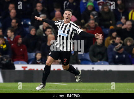 Le Newcastle United Ciaran Clark célèbre marquant son deuxième but de côtés du jeu pendant le premier match de championnat à Turf Moor, Burnley. Banque D'Images