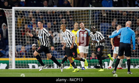 Le Newcastle United Ciaran Clark célèbre marquant son deuxième but de côtés du jeu pendant le premier match de championnat à Turf Moor, Burnley. Banque D'Images