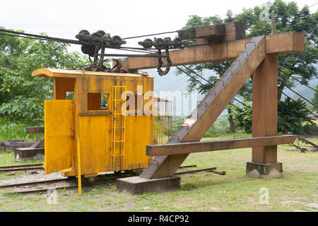 Ancien flux jaune aka cage de transport de matériel, téléphérique teleférico, grue, téléphérique, télécabine, Chinan National Forest Recreation Area, Taiwan Banque D'Images