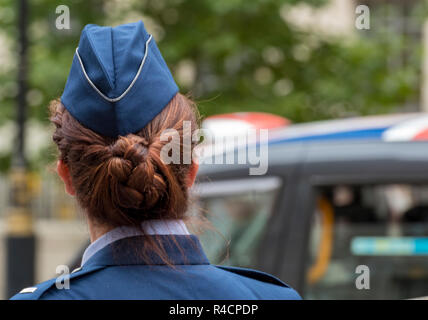 Une femelle united states air force officer en uniforme dans le centre de Londres avec la coiffure et en temps de guerre. Banque D'Images
