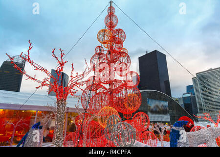 Arbre de Noël au milieu des gratte-ciels à Paris, France. Banque D'Images