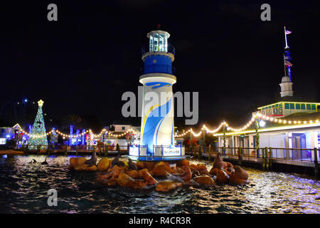 Orlando, Floride. 19 novembre, 2018. Seaworld et phare allumé arbre de Noël sur fond de nuit dans la zone International Drive. Banque D'Images