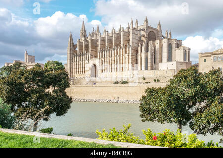 La cathédrale de Palma la Seu, la cathédrale de Palma de Majorque vue sur l'eau Banque D'Images