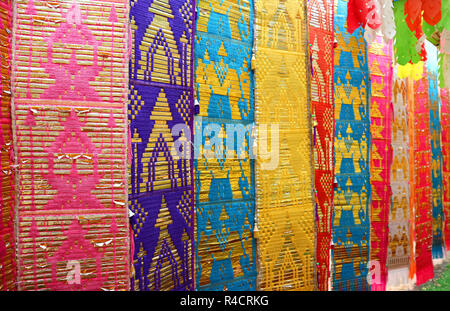 La perspective de diminuer la Thaïlande colorés du Nord Drapeau traditionnel ou Toong in Buddhist Temple Banque D'Images