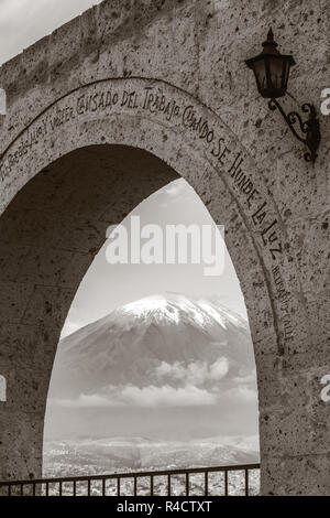 Vue du volcan Misti monochromatique à Arequipa Pérou encadré par arch dans Yanahuara square Banque D'Images