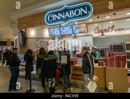 Prenez des collations à des acheteurs à l'Cinnabon Queens Center Mall dans le borough du Queens à New York au cours de la fin de semaine vendredi noir, le samedi, Novembre 24, 2018. Selon retail tracking ShopperTrak ferme visites de magasin sur le Black Friday a affiché une baisse de 1,7  % par rapport à l'an dernier le magasinage en ligne remplace le trafic de pied. Les ventes en ligne ont atteint un maximum de 6,22 milliards de dollars sur le Black Friday selon Adobe Analytics tracking. (© Richard B. Levine) Banque D'Images