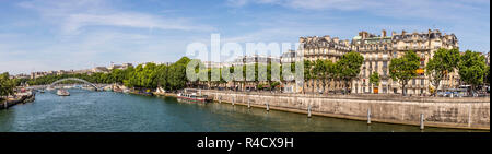 Ville de Paris avec la seine et les bâtiments résidentiels Banque D'Images