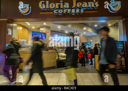 Col Shoppers Gloria Jean's Café dans le Queens Center Mall dans le borough du Queens à New York au cours de la fin de semaine vendredi noir, le samedi, Novembre 24, 2018. Selon retail tracking ShopperTrak ferme visites de magasin sur le Black Friday a affiché une baisse de 1,7  % par rapport à l'an dernier le magasinage en ligne remplace le trafic de pied. Les ventes en ligne ont atteint un maximum de 6,22 milliards de dollars sur le Black Friday selon Adobe Analytics tracking. (© Richard B. Levine) Banque D'Images